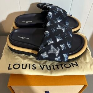 Louis Vuitton Navy Marine Monogram Pool Pillow Slides Women’s 37 (US 7) NEW